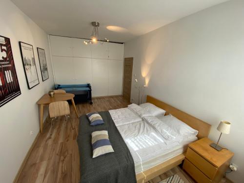 um quarto com uma cama grande e uma mesa em Apartament Niebieski em Duszniki Zdrój