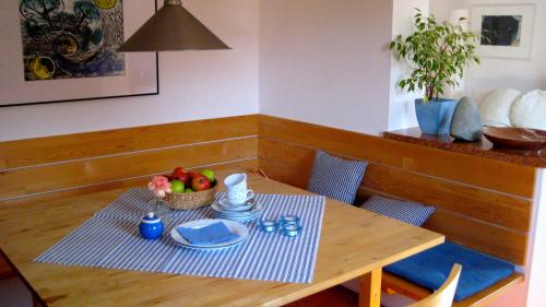 una mesa de comedor con un bol de fruta. en Ferienwohnung Ebner, en Kiefersfelden