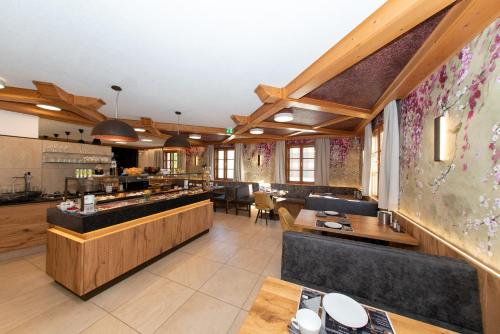 um restaurante com sofás e mesas num quarto em Hotel garni Weinberghof & Weingut Lagler em Spitz