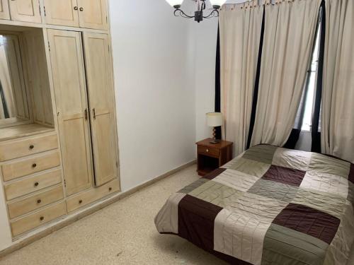 a bedroom with a bed and a dresser at Julianna Country House in Las Tablas