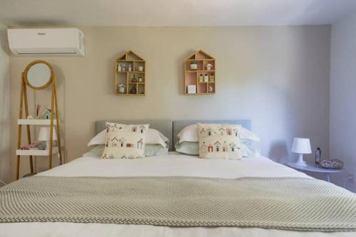 un letto con lenzuola e cuscini bianchi in una camera da letto di Boutique Apartment Altea La Vella ad Altea