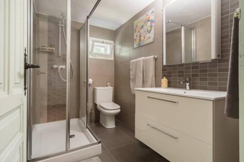 un bagno con doccia, WC e lavandino di Boutique Apartment Altea La Vella ad Altea