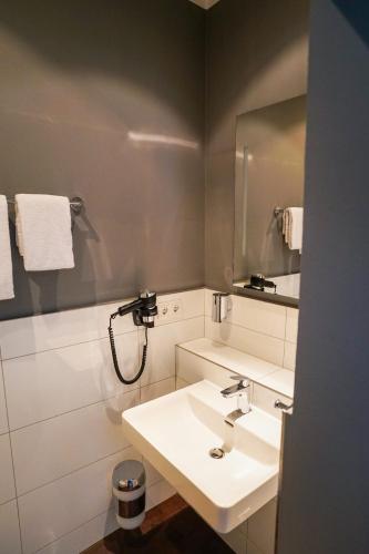 Un baño de Hotel Am Schloss Biebrich