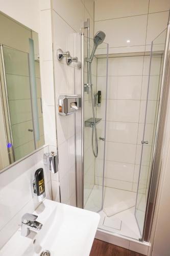 Un baño de Hotel Am Schloss Biebrich