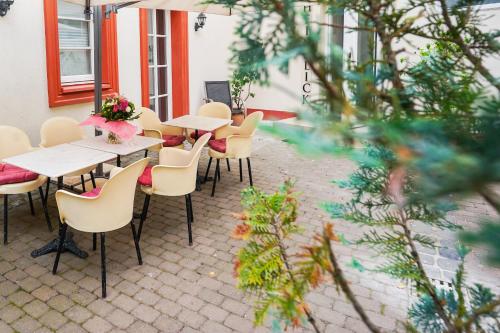 Un jardín fuera de Hotel Am Schloss Biebrich