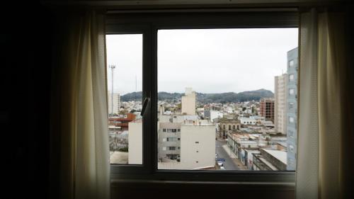 una ventana con vistas a la ciudad en vista hermosa en Tandil