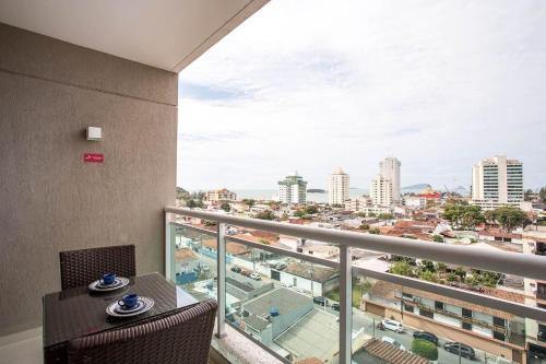 a balcony with a view of a city at Flat 804 - Conforto e vista panorâmica em Macaé in Macaé