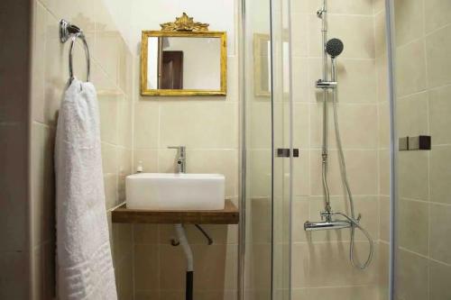 a bathroom with a sink and a shower at Casa da Paz in Labrugeira