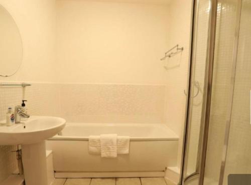 Ванная комната в ParkView City Balcony Apartment with Self Checkin