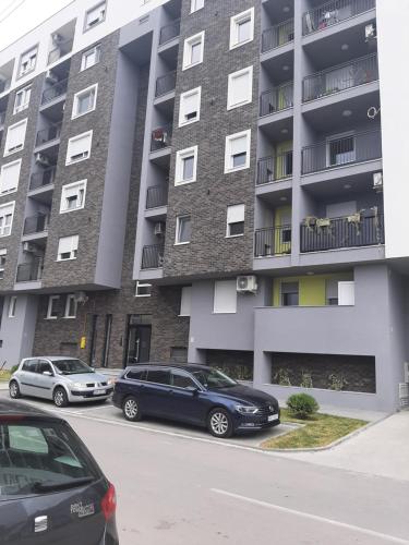 スボティツァにあるApartman Majaの建物の前に駐車した車両2台