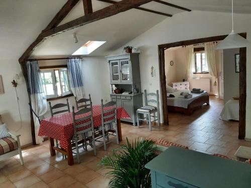 ein Wohnzimmer mit Tisch und Stühlen und ein Schlafzimmer in der Unterkunft Les Deux Magnolias in Saint-Léon-sur-lʼIsle