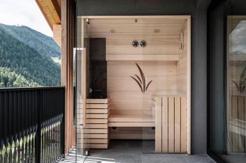 a sauna on a balcony of a house at Residence Le Fostü in San Vigilio Di Marebbe