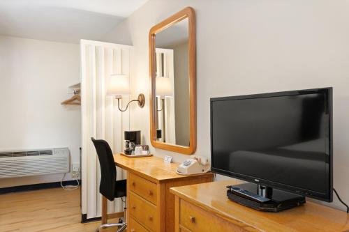 a television on a wooden desk with a mirror at Skylark Shores Resort in Lakeport
