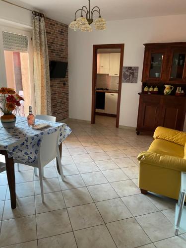 a living room with a table and a couch at Casa Vacanze dell'aviatore in Alghero