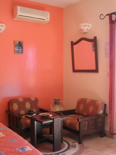 a living room with a couch and a mirror at Les Tourmalines in Ouarzazate