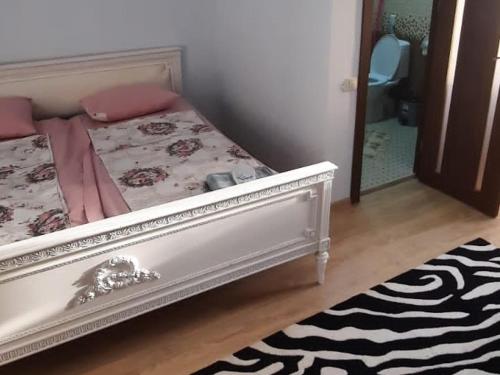 a bedroom with a white bed and a mirror at Anna Home B&B in Areni