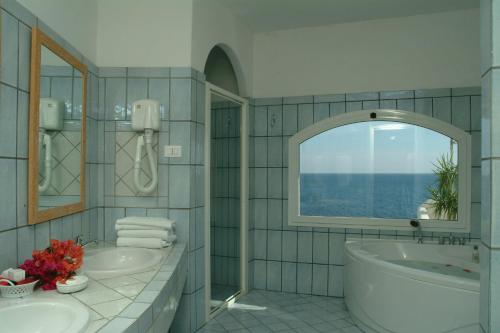 サン・フェリーチェ・チルチェーオにあるHotel Punta Rossaのギャラリーの写真