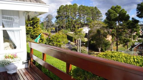a balcony with a view of a yard at Pousada Chateau Colinas in Campos do Jordão