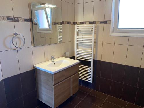 een badkamer met een wastafel en een spiegel bij 350m Above Sea in Vasiliki