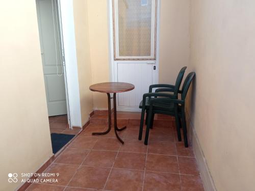 グラナディージャ・デ・アボナにあるDany surの小さなテーブルと椅子が備わります。