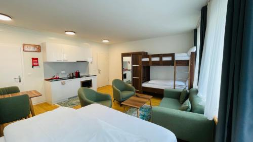 1 dormitorio y sala de estar con 1 cama y cocina. en Akomo Bern en Berna
