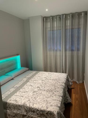 - une chambre avec un lit et une fenêtre avec des rideaux dans l'établissement Apartamento exclusivo playa granada golf, à Motril