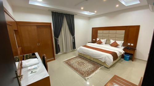 a bedroom with a large bed in a room at الرؤية للشقق المخدومة - إقتصادي - Alruwyah For Serviced Apartments - Economy in Najran