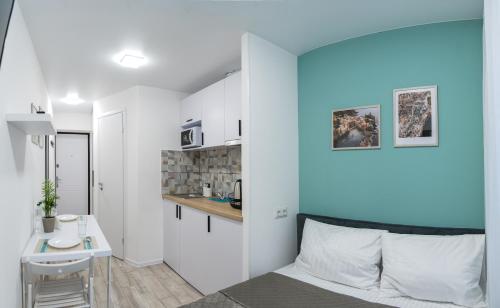um quarto com uma cama, uma secretária e uma cozinha em MF Апартаменти пр-т Берестейський 106А em Kiev
