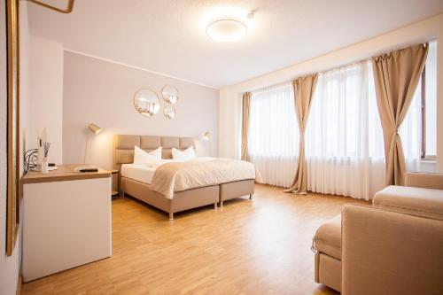 Habitación de hotel con cama y sofá en TM Hotel Düsseldorf en Düsseldorf