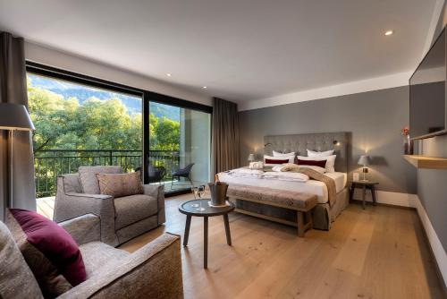 um quarto com uma cama e uma sala de estar em Dolomitengolf Suites em Lavant