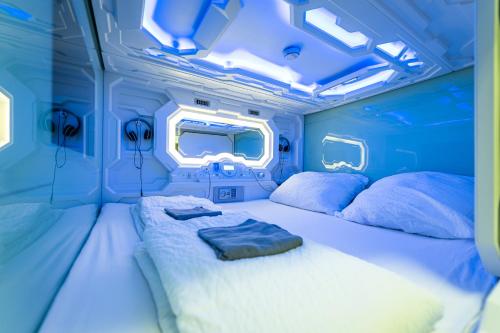 Space Home Apartment - City Center في فيينا: غرفة زرقاء مع سريرين في سيارة أجرة