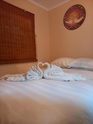 a white towel on a bed in a bedroom at Cabañas Kimaya El Quisco in El Quisco