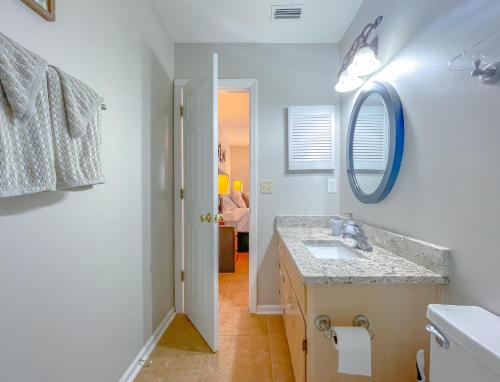 un baño con lavabo y espejo en Luminous & Pristine, Spacious and Serene!, en Tallahassee