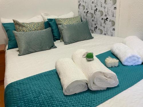 a bed with towels and pillows on it at Apartamento de 1 dormitorio en buena ubicación in Albacete