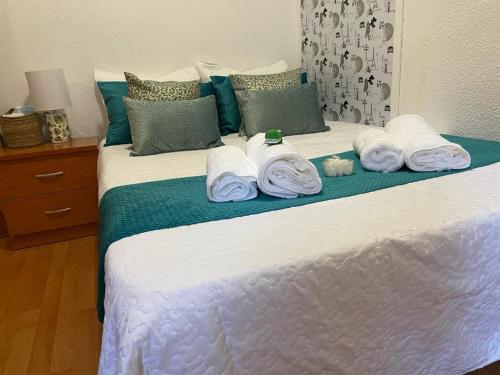 a bedroom with a bed with towels on it at Apartamento de 1 dormitorio en buena ubicación in Albacete