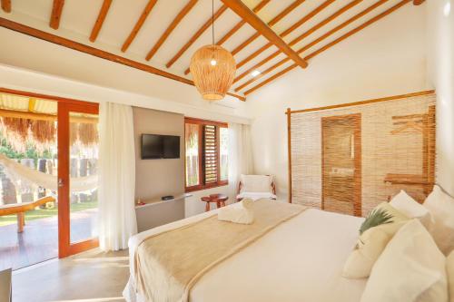 a bedroom with a large bed and a window at Pousada Tatuá in Pôrto de Pedras
