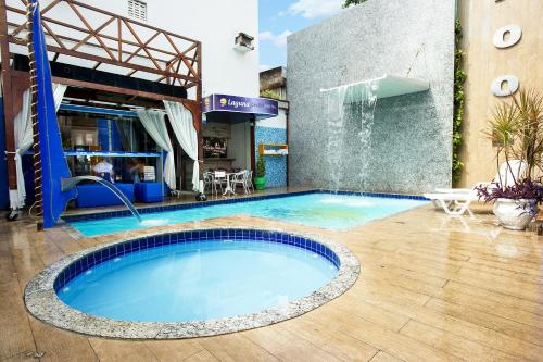 een groot zwembad met een glijbaan bij Laguna Praia Hotel in Maceió