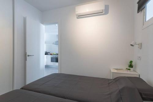 Postel nebo postele na pokoji v ubytování Casa Johan - Apartment with amazing views and terrace garden, AC, fast Fiber Wifi