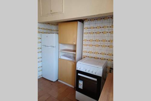 een kleine keuken met een fornuis en een koelkast bij appartamento in centro Cassino in Cassino
