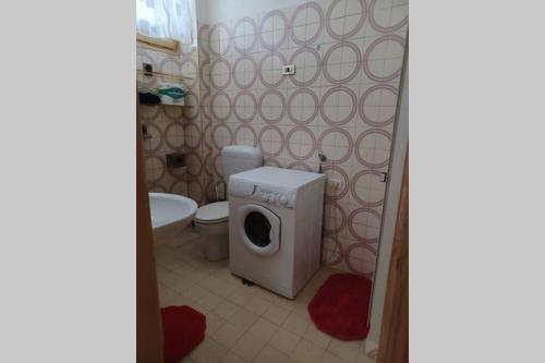een badkamer met een toilet en een wasmachine bij appartamento in centro Cassino in Cassino