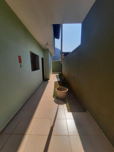 een lege hal van een gebouw met een plant bij Lindo Apto Ubatuba a 300 metros Praia Sape in Ubatuba