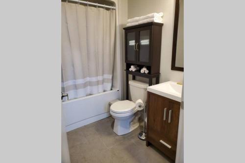 Ένα μπάνιο στο Cozy Sweet Studio #7, 10 minutes to D.T. Ottawa