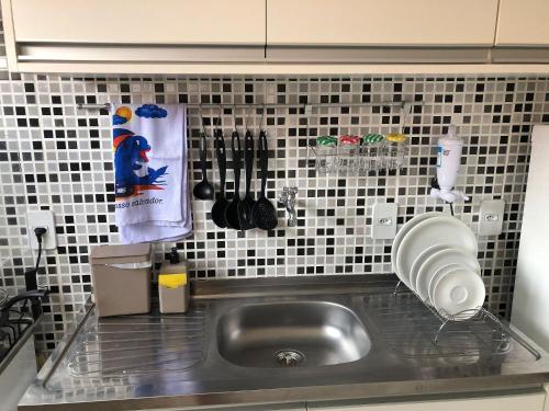 a kitchen counter with a stainless steel sink and a counter top at Ecoville das Mangueiras - Condomínio em Monte Gordo - Região de Guarajuba in Monte Gordo