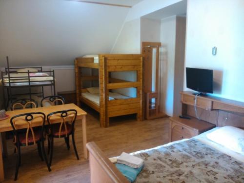 Kõpu的住宿－Kõrtsitalu külalistemaja，客房设有床、桌子和双层床。