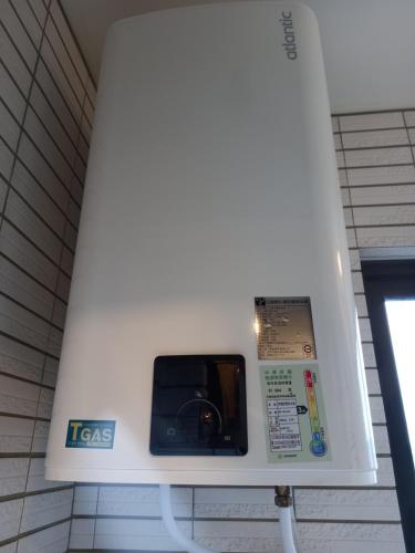 a cell phone dispenser in a subway station at 航空棧輕旅民宿 in Huxi