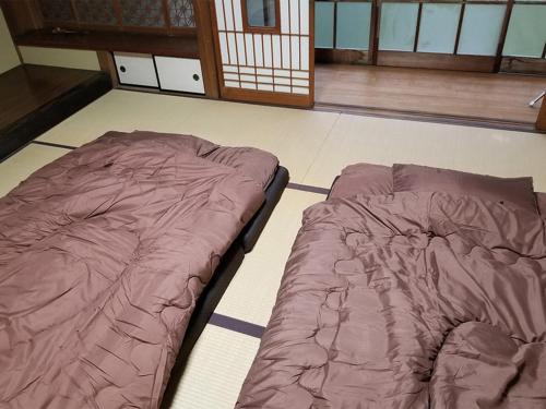 a bed sitting on the floor in a room at コンドミニアム津和野荘 in Tsuwano