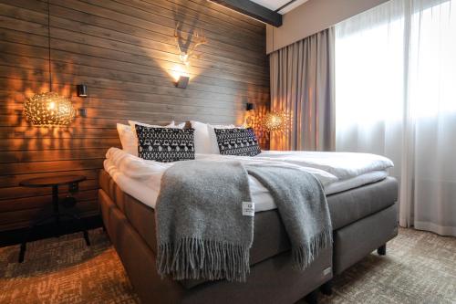 Tempat tidur dalam kamar di Lapland Hotels Sky Ounasvaara