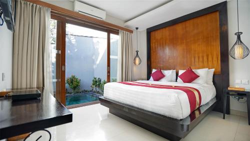 Ένα ή περισσότερα κρεβάτια σε δωμάτιο στο Samaja Villas Seminyak