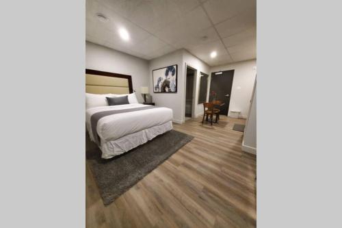 a hotel room with a bed and a table at Cozy Sweet Studio #6, 10 min to D.T. Ottawa in Gatineau