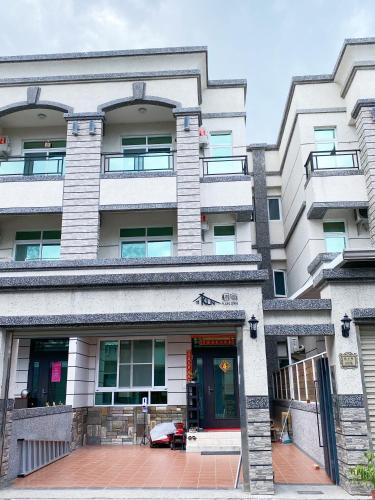 a building with a car parked in front of it at Kun Inn - Nandao in Taitung City